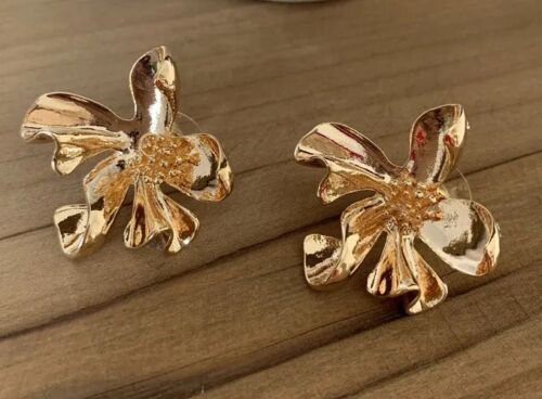 Gold Detailed Flower/Floral Stud Earring